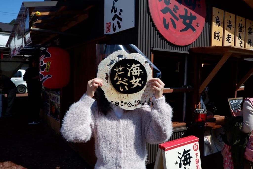 河津桜まつり 大きなおせんべい