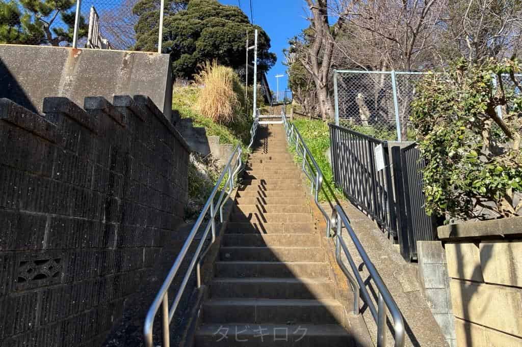 夢見ヶ崎動物公園までの階段